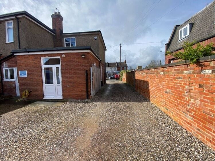 Prime Ground Floor Commercial Space with Rear Yard Available in Tilehurst, Reading Photo 5