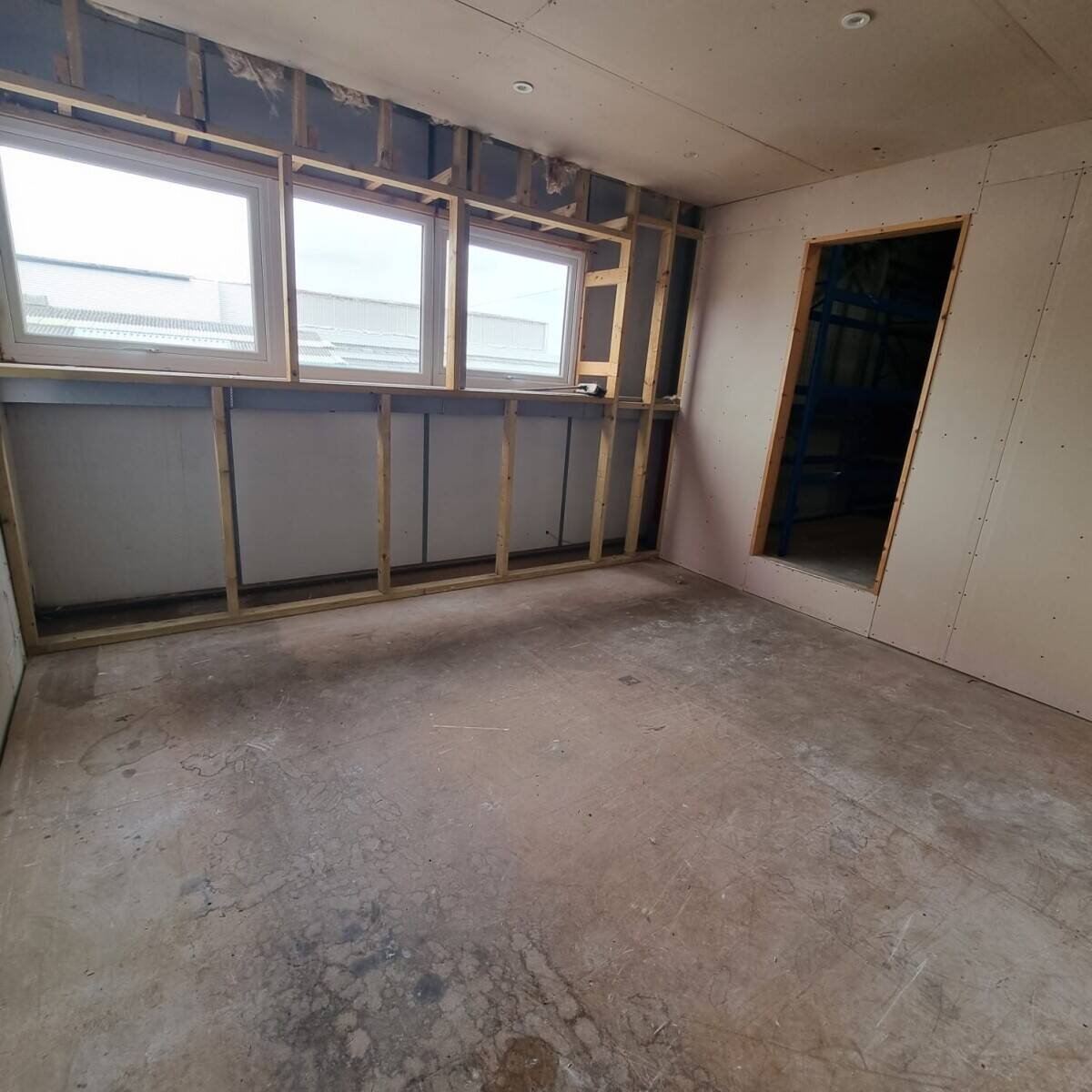 Spacious Multi-Use Warehouse Available for Rent in Surbiton London Photo 4
