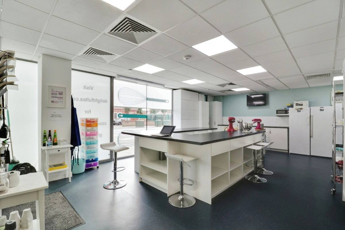Prime Retail Shop/Office Space Available for Rent in Southend on Sea Essex Photo 5