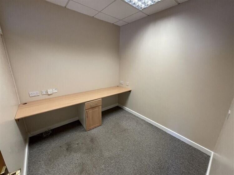 Prime Retail/Office Space Available Immediately in Central Newton Abbot Photo 5