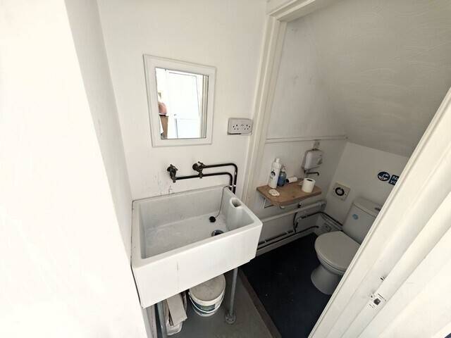 RETAIL SHOP / OFFICE / SHOWROOM / STUDIO PRICE: £6,000 PER ANNUM TO LET COLCHESTER - ESSEX Photo 5