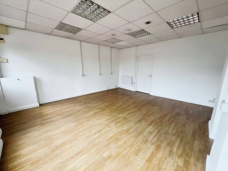 Ground Floor Shop/Office Space Available to Rent in Farnborough's Busy High Street. Ample Parking Av Photo 5