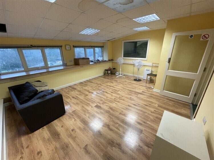 Light Industrial Unit with Mezzanine For Sale in Ipplepen Photo 5