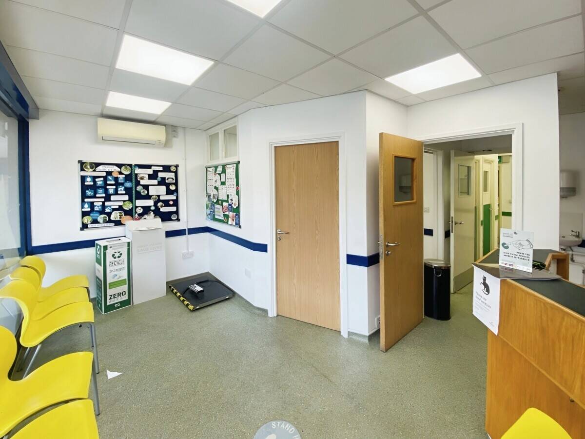 Prime Location Commercial Property Available For Lease in Tilehurst Local Centre Photo 5
