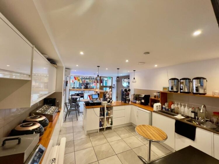 Prime Retail Space for Sale in Pedestrian-Friendly Edinburgh City Centre Photo 5