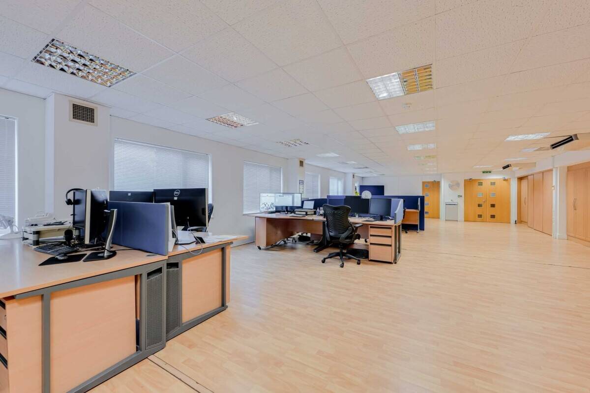 Prime Office Industrial Investment Opportunity in Rayleigh, Essex - 12,896 sq. ft. Photo 5