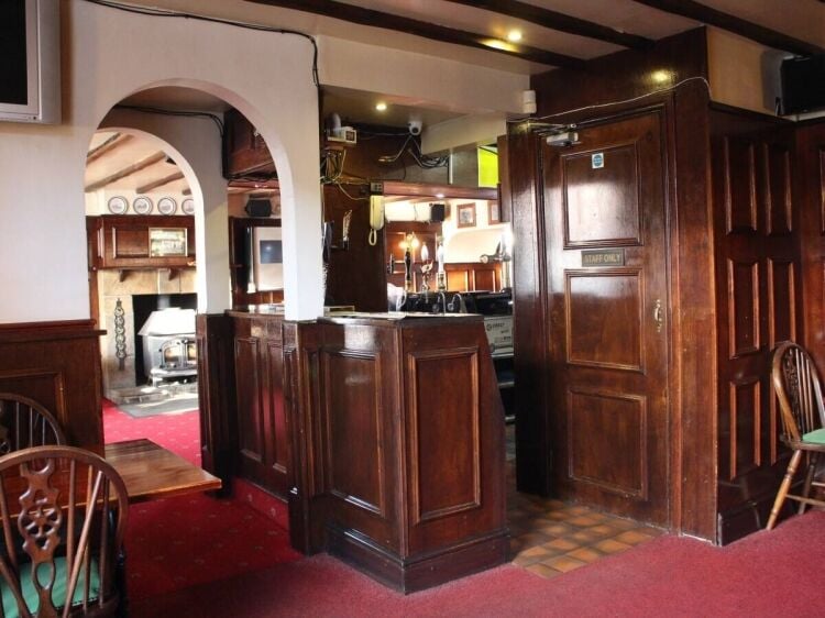 Prime 3-Bedroom Public House with Parking in South Lincolnshire Village for Sale Photo 5