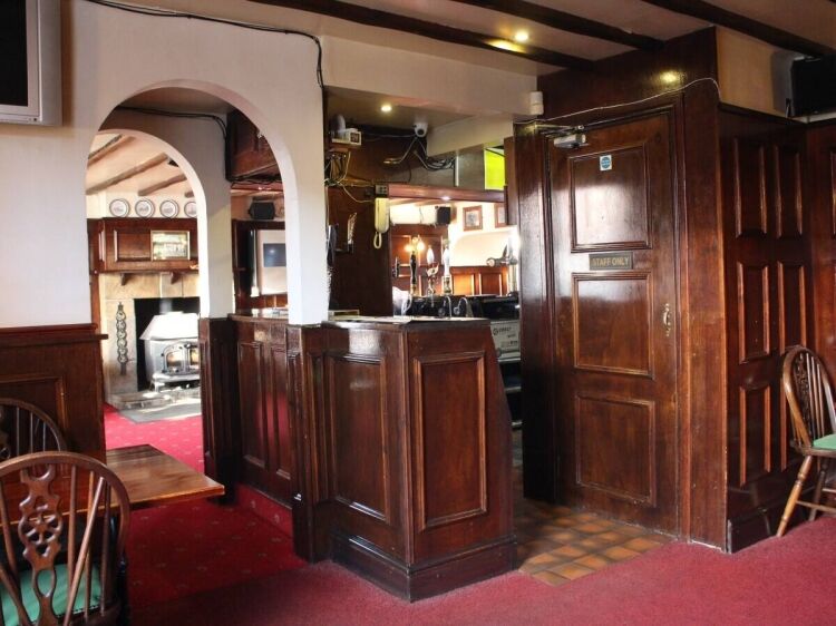 Prime 3-Bedroom Public House with Parking in South Lincolnshire Village for Sale Photo 5