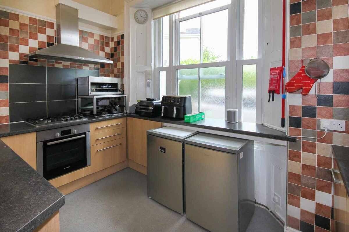 Turnkey Opportunity: Luxurious 5-Star Guest House in Tranquil Torquay Devon Photo 5