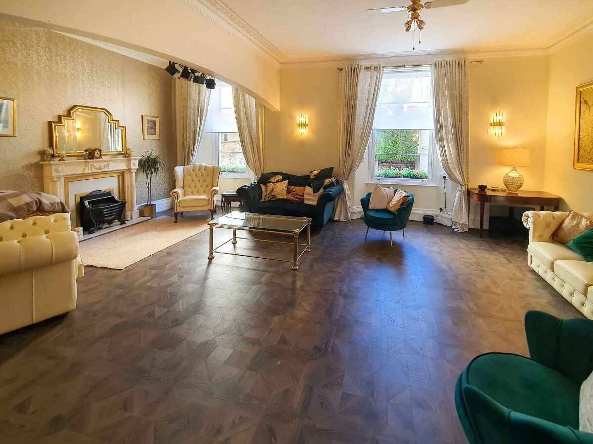 Stunning 17-Bedroom Boutique Hotel in Prime Torquay Location, Close to Harbour and Beach Photo 5