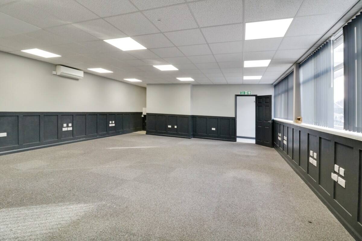 MODERN OFFICE - HIGH ROAD, BENFLEET Photo 1