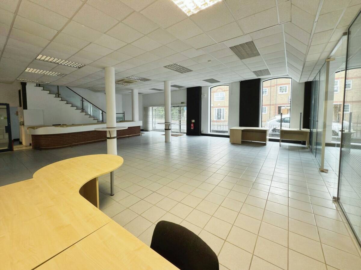 Prime Showroom & Office Space with Heavy Goods Lift – Chase Road, Southend-on-Sea Photo 1