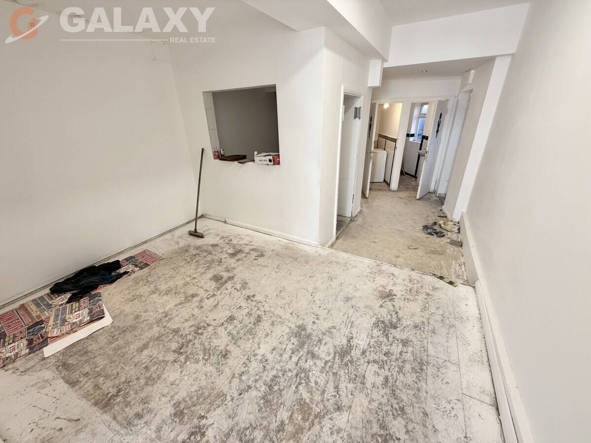 Fully Equipped A3 Restaurant & Takeaway – Prime Uxbridge Road Location – Lease for Sale! Photo 5