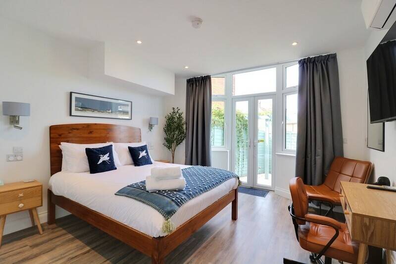 Prime Freehold Holiday Apartments in Walton on the Naze, Ideal Airbnb Investment Photo 5