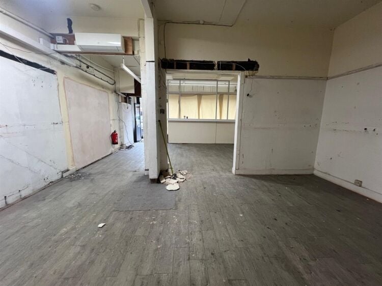 Prime Three Storey Commercial Property in Bristol, Ideal for Retail and Storage Photo 5