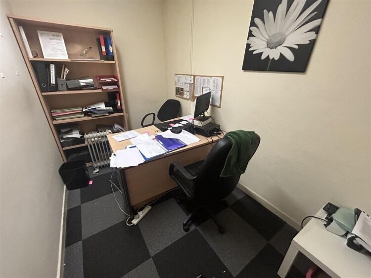 Spacious Terraced Shop/Office with Kitchen and Toilet Available for Rent in Bristol Photo 5