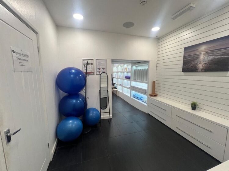 Charming End of Terrace Mixed-Use Property with Shop and Two-Bedroom Flat in Bristol Photo 5