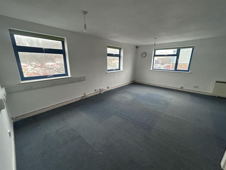 Spacious First Floor Offices with Parking in South Bristol for Rent Photo 5