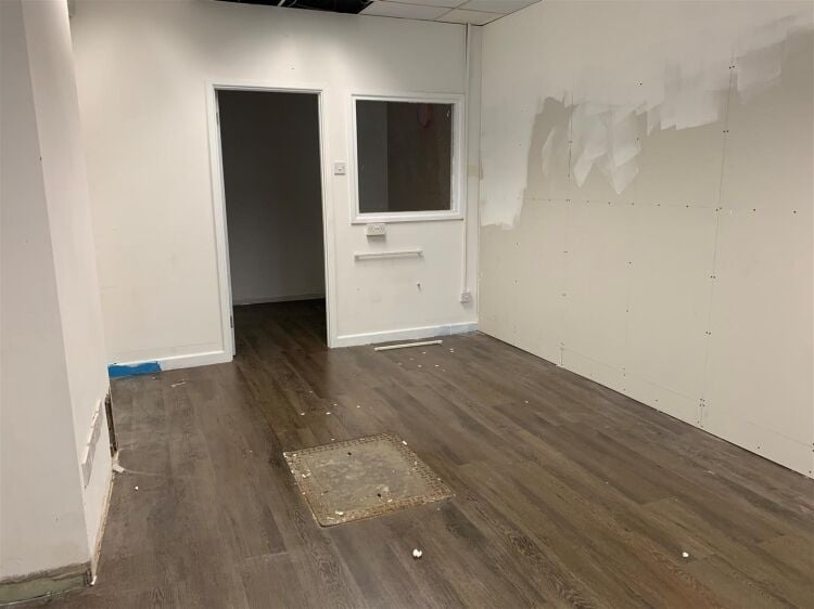 Spacious Ground Floor Retail Shop Available for Rent in Bustling Bristol Photo 5