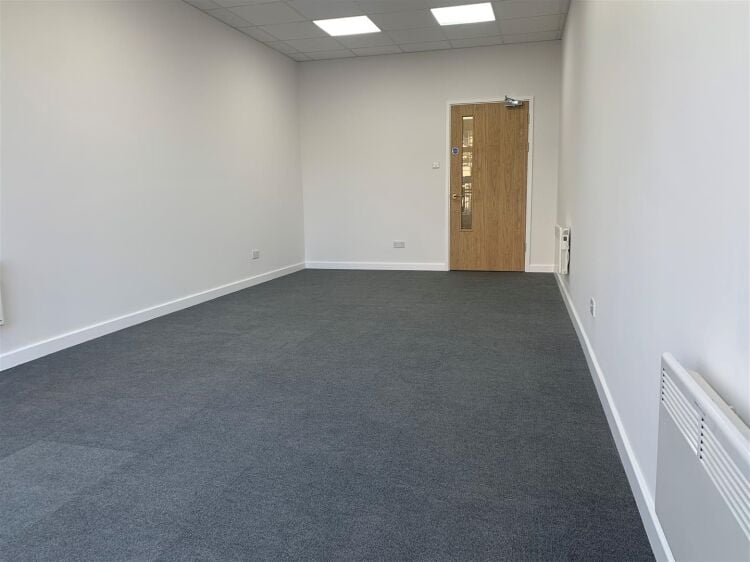 Refurbished Retail Unit in Bristol Offering Versatile 427 sq ft Space Photo 5