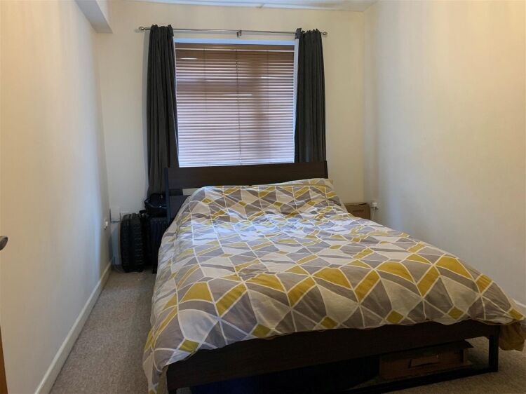 Prime Mixed-Use Property in Bristol with Retail Space and 1-Bedroom Flat for Sale Photo 5