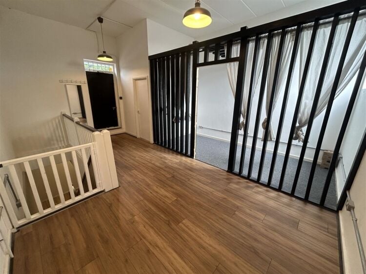 Spacious, Modern Retail Unit in Prime Bristol Location Previously Let as Barbershop Photo 5