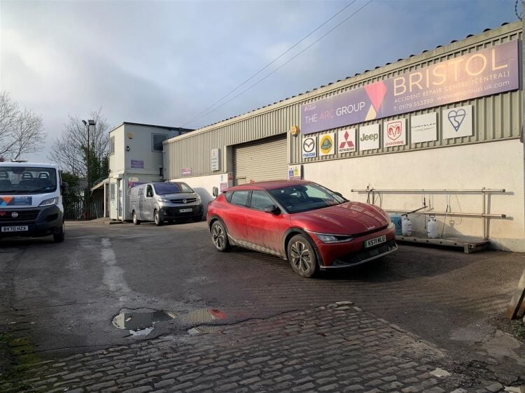 Prime for Redevelopment - Large Industrial Unit in Bristol with 6,284 sq ft Space Photo 5