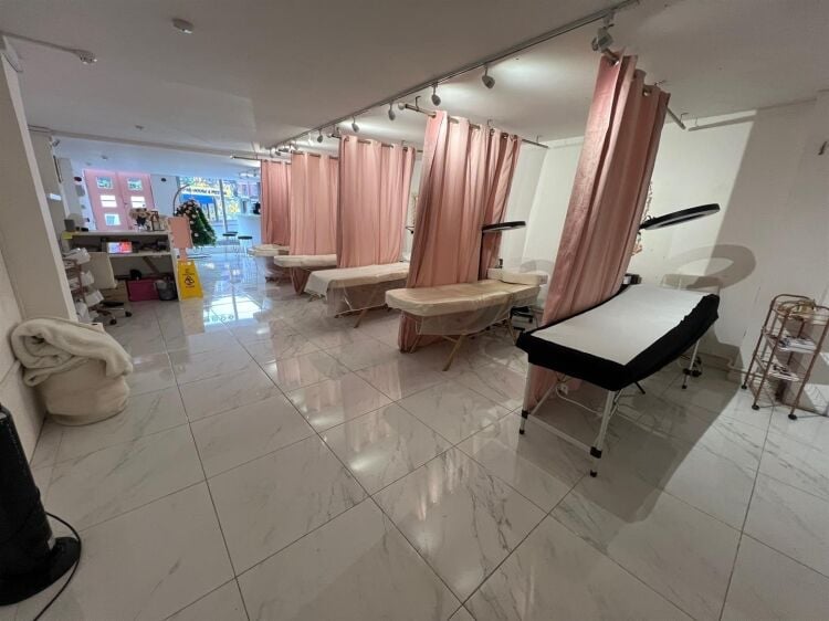 Spacious Shop Unit in Prime Bristol Location Ideal for Diverse Business Uses Photo 5