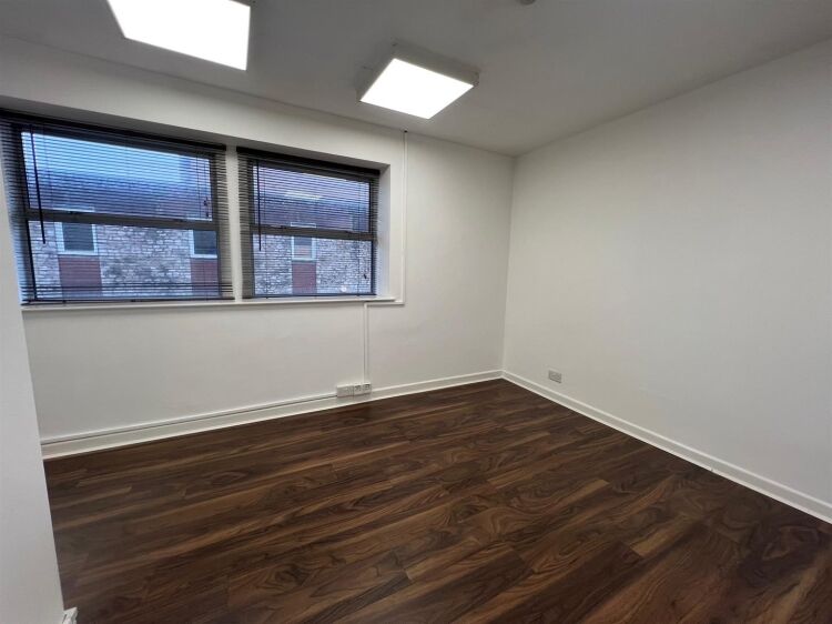 Modern First Floor Commercial Unit for Rent in Bristol, Ideal for Office or Salon Use Photo 5