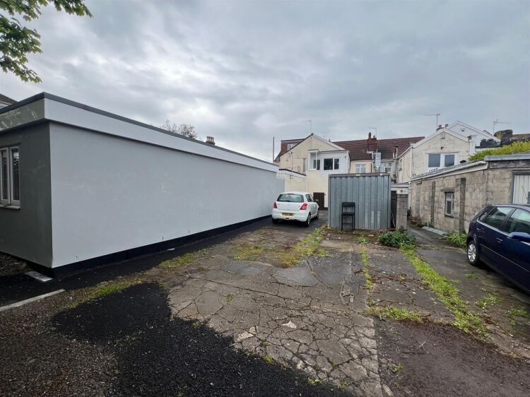 Spacious 1000 ft² Ground Floor Shop with Off-Street Parking to Rent in Bristol Photo 5