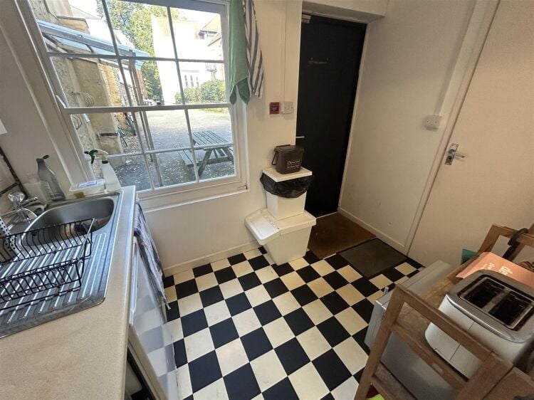 Grade II Listed Retail Unit with 930 sq ft Shop Space Available to Rent on Old Market Street, Bristo Photo 5
