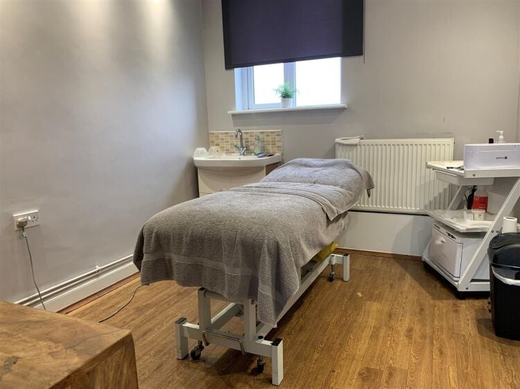 Versatile Retail Unit with Basement in Portishead Somerset, Ideal for Business Operations Photo 5