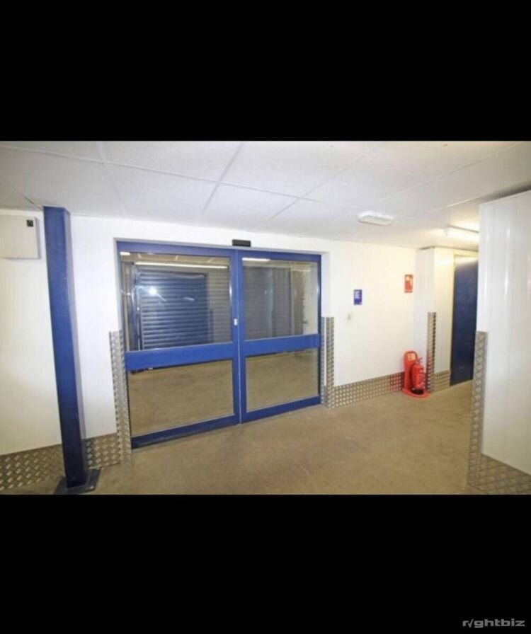 Prime Commercial Property with Spacious Storage Units, Ample Parking in Nottingham NG17 Photo 5