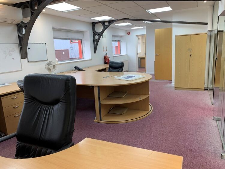 Spacious Warehouse and Elegant Office Space Available in Bristol's Circuit 32 Trading Estate Photo 5