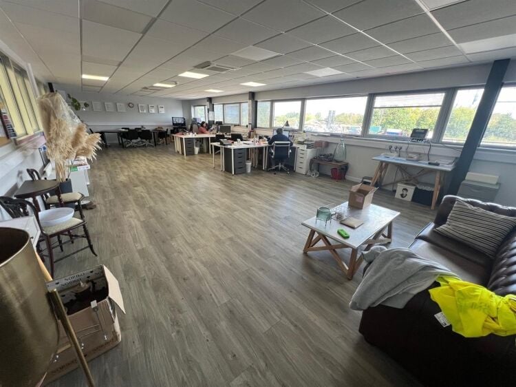 Spacious Industrial Unit With Modern Amenities in Bristol, Ideal for Multiple Uses Photo 5