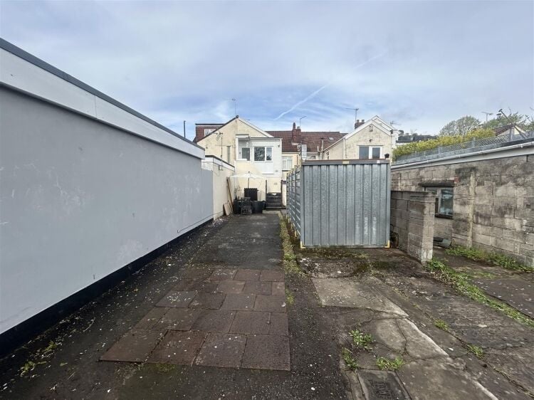 Prime Ground Floor Office/Studio Space Available on Popular Henleaze Road in Bristol Photo 5