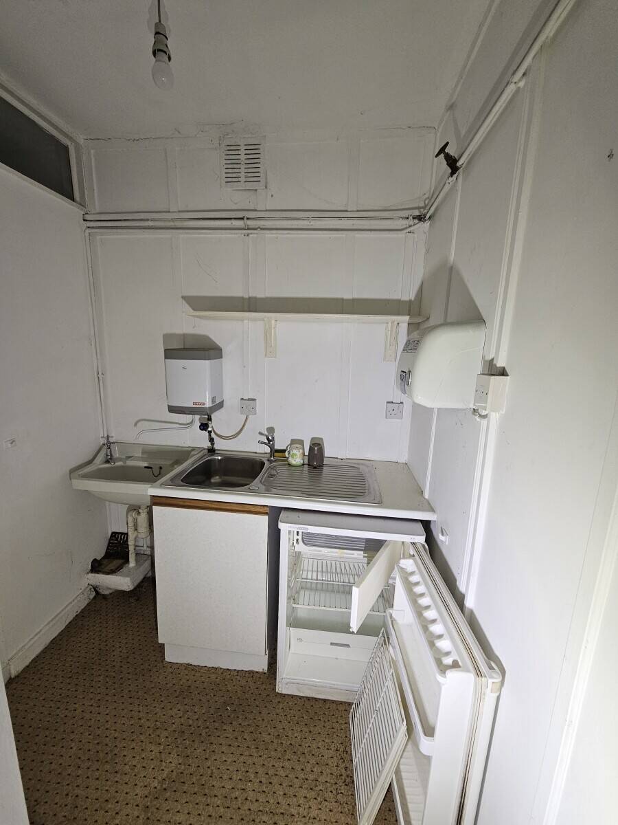 To Rent in Beacon Hill, Hindhead, Class E; retail, office, beauticians, studio etc Photo 5