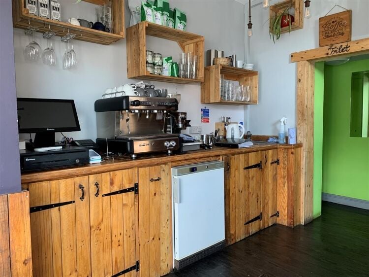 Well presented café comprising approximately 548 sq ft situated on gloucester road. the premises is available to let on an effectively new full repai Photo 5