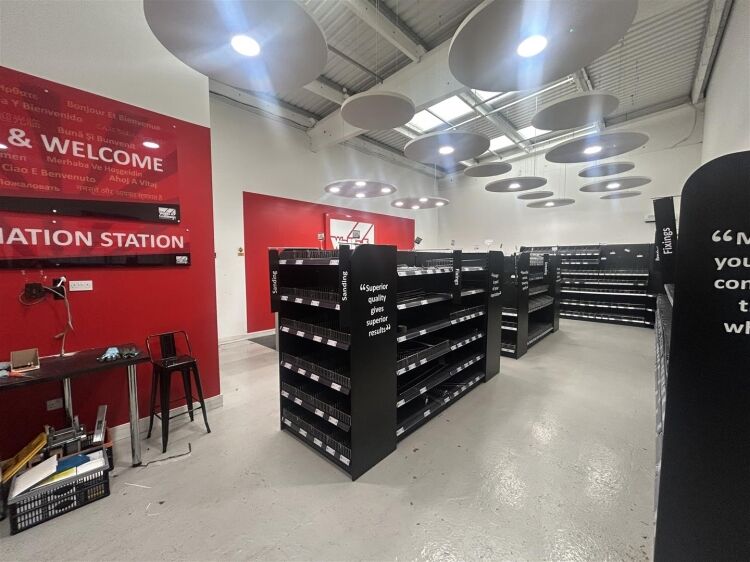 Versatile 6,913 sq ft industrial unit available to rent in vibrant Bristol location Photo 5