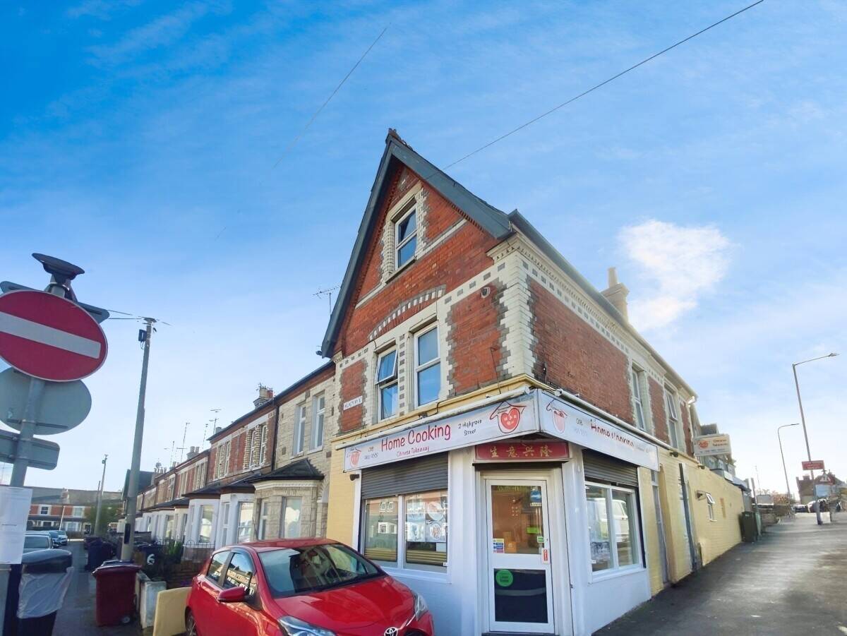 Mixed-Use Freehold Investment Property With Shop and Flat on Highgrove Street Reading Photo 5