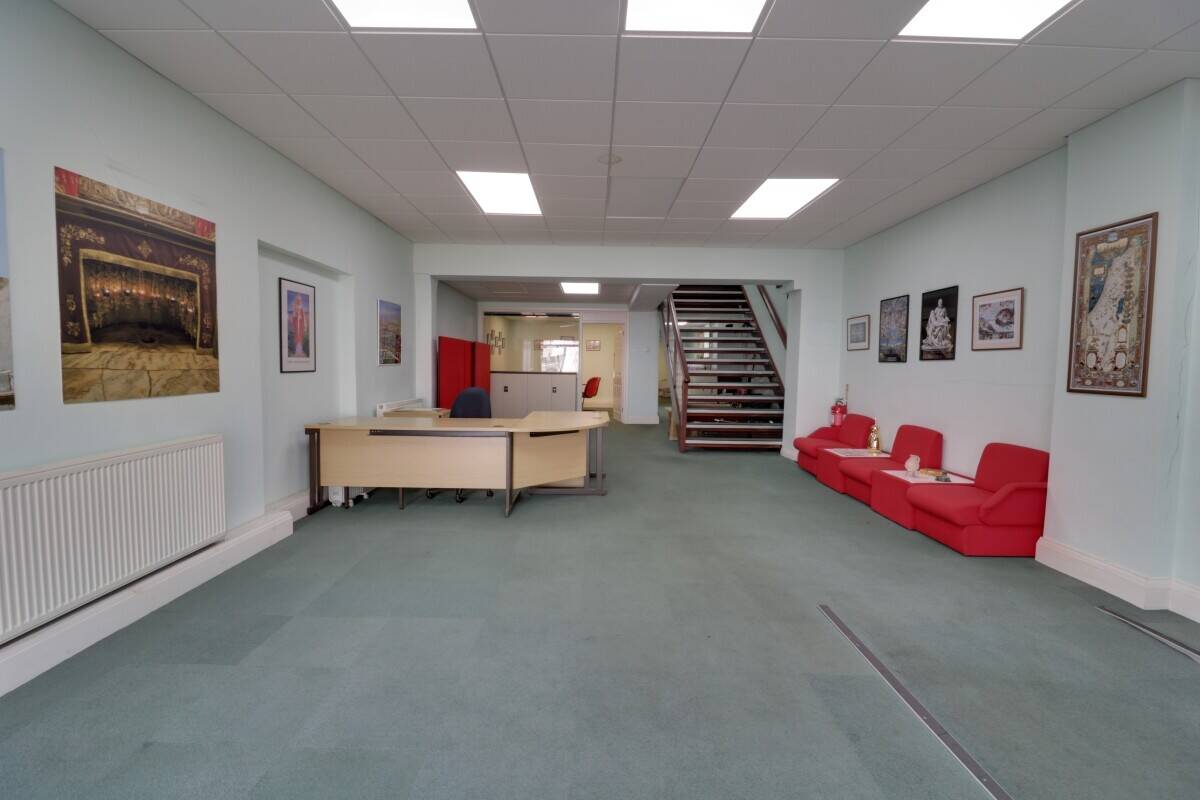 Versatile Ground Floor Shop Office in Prime Southend Location with High Footfall and Great Access Photo 5