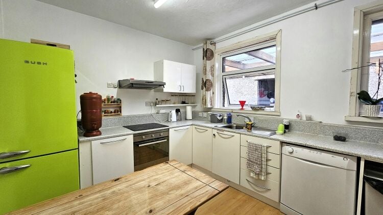 Character Property in Prime Corner Location Ideal for Home and Income Opportunities Photo 5