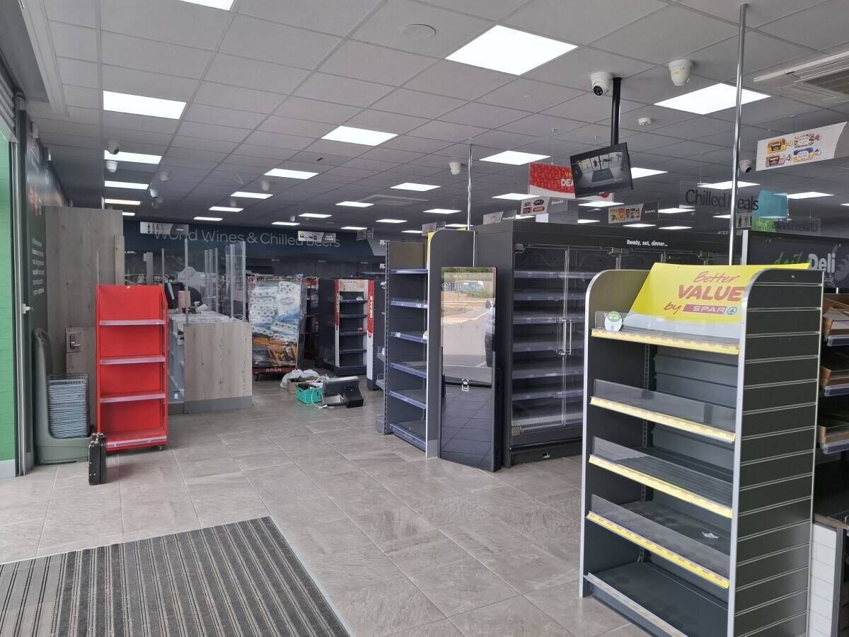 PURPOSE BUILT RETAIL/CONVENIENCE STORE: LINCOLNSHIRE MARKET TOWN Photo 5