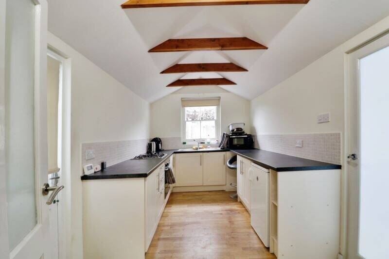 Two-Storey Freehold Commercial Property in Rochford, Essex with 874 sq. ft. of Versatile Space Photo 5