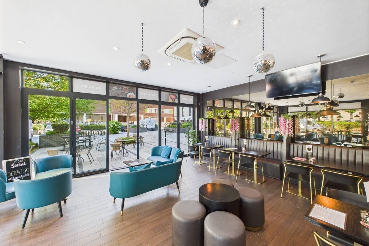 Commercial investment property for sale in Southend on Sea Essex with a licensed coffee shop Photo 5