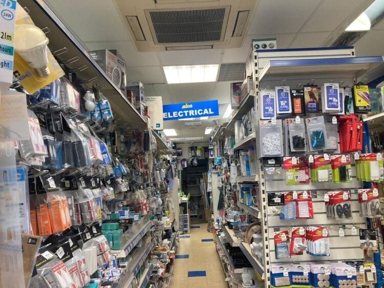 OPPORTUNITY TO ACQUIRE FREEHOLD LOCK UP SHOP OR DIY AND HARDWARE BUSINESS FOR SALE IN AMERSHAM WITH REF CS0621 Photo 5