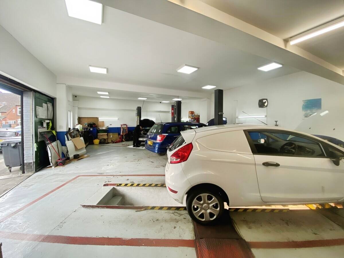 Freehold Mixed-Use Garage and Residential Property in Reading Berkshire Photo 5