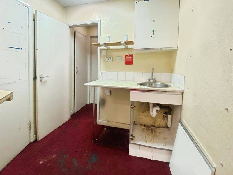 VACANT UNIT TO LET - APPROX 892SQFT - BELL CORNER UPMINSTER - £28,000 PER ANNUM Photo 5