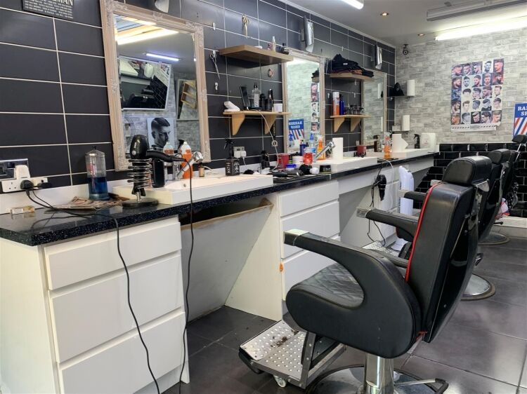 A mixed use property comprising a fully fitted ground floor barber shop and a one bedroom flat above, located on the popular fishponds road. the prope Photo 5