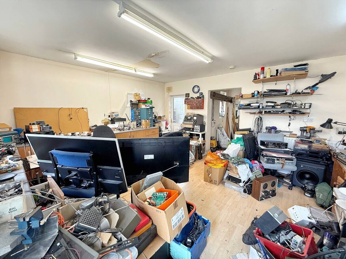 Freehold Semi Commercial Property with 2 Bed Flat for Sale in Acton London Photo 5
